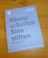 Jahresbericht 2020 der Stiftung Schönau liegt auf einem Holztisch