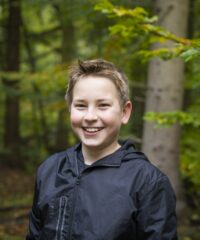 Ein Junge erzählt begeistert von seinem Walderlebnis bei der Stiftung Schöanu